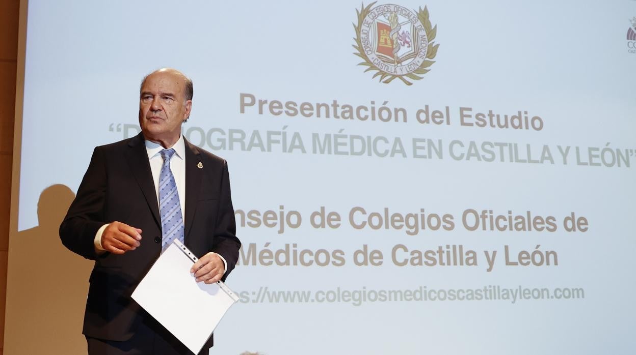 El presidente del Consejo de Colegios de Médicos de Castilla y León, José Luis Díaz Villarig, en la presentación del estudio sobre la demografía médica