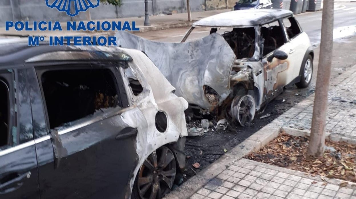 Varios de los coches calcinados por los incendios