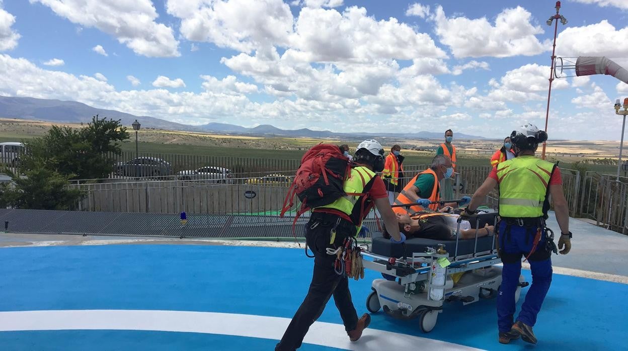 Un varón de 37 años ha tenido que ser evacuado en helicóptero tras sufrir una reacción alérgica a la picadura de varias abejas