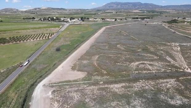 Imágenes a vista de dron de un humedal protegido en Alicante arrasado por unas obras públicas