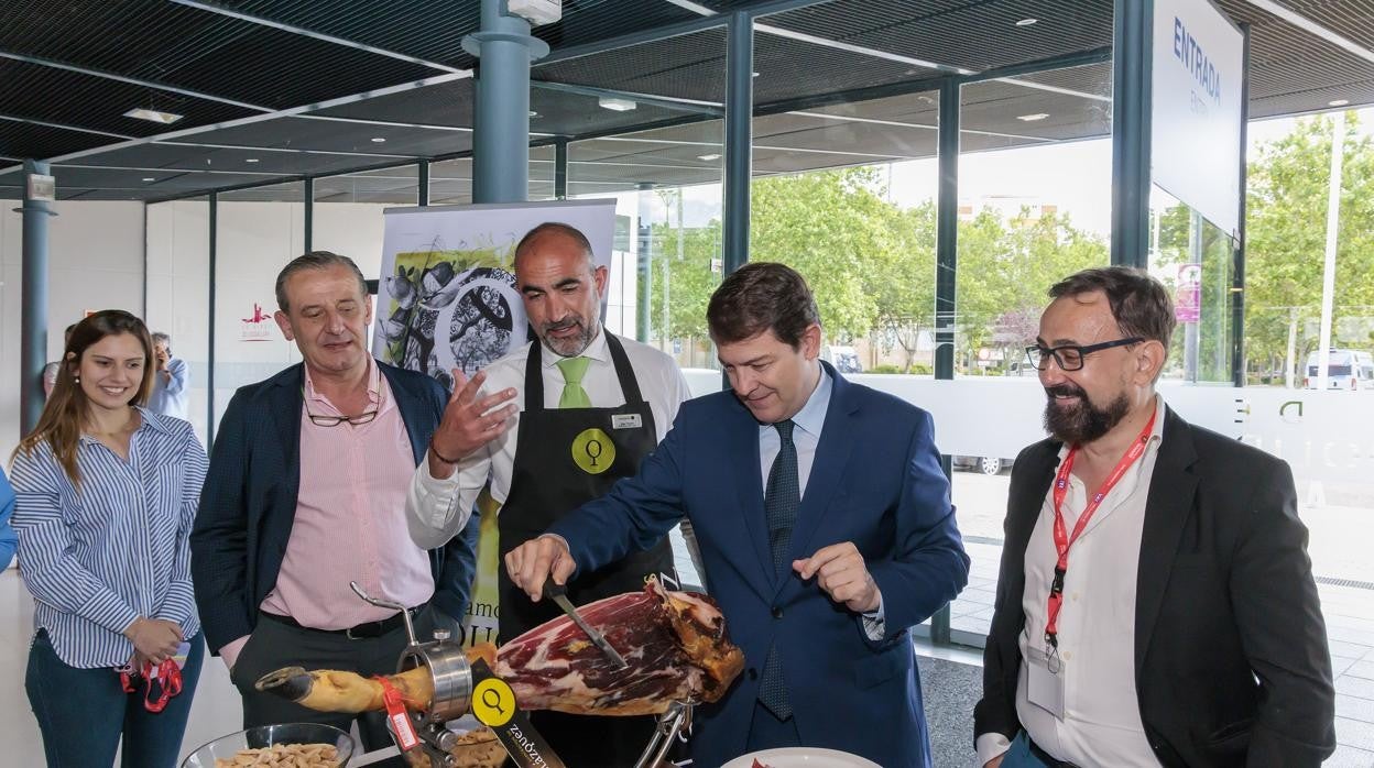 Mañueco, cortando jamón ayer en el II Congreso de Industria Alimentaria en Valladolid