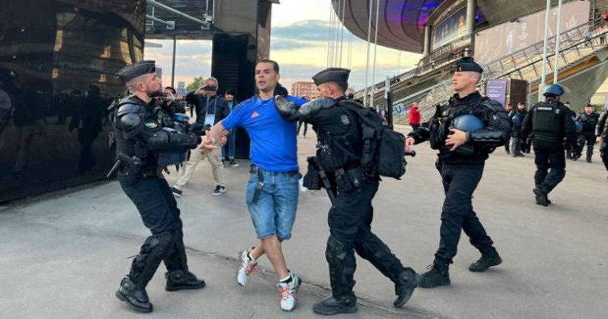 La Policía francesa detiene a un hombre a las afueras del Estadio de Francia, en el distrito parisino de Saint-Denis