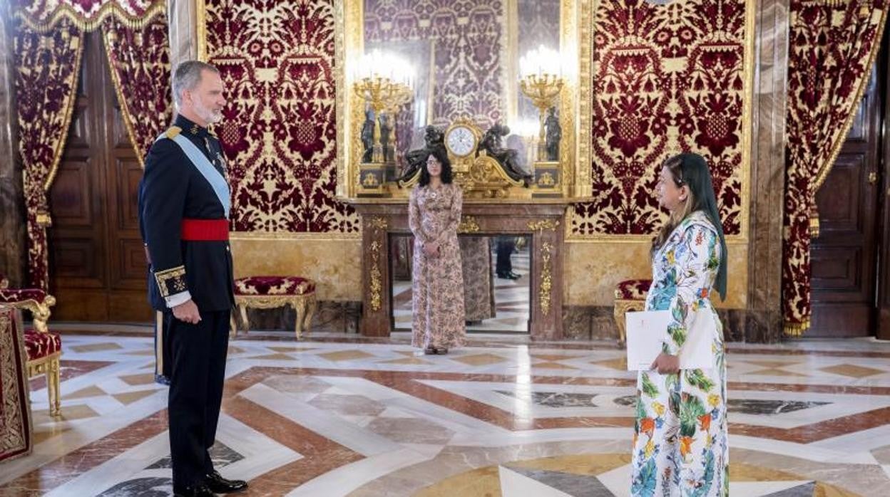 El Rey Felipe VI preside junto a la nueva embajadora de la República de Maldivas, Farahnaz Faizal, en el Palacio Real