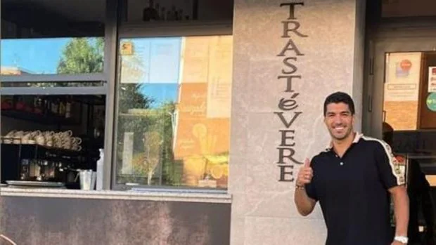 El futbolista Luis Suárez sorprende con su visita a un restaurante del barrio del Polígono