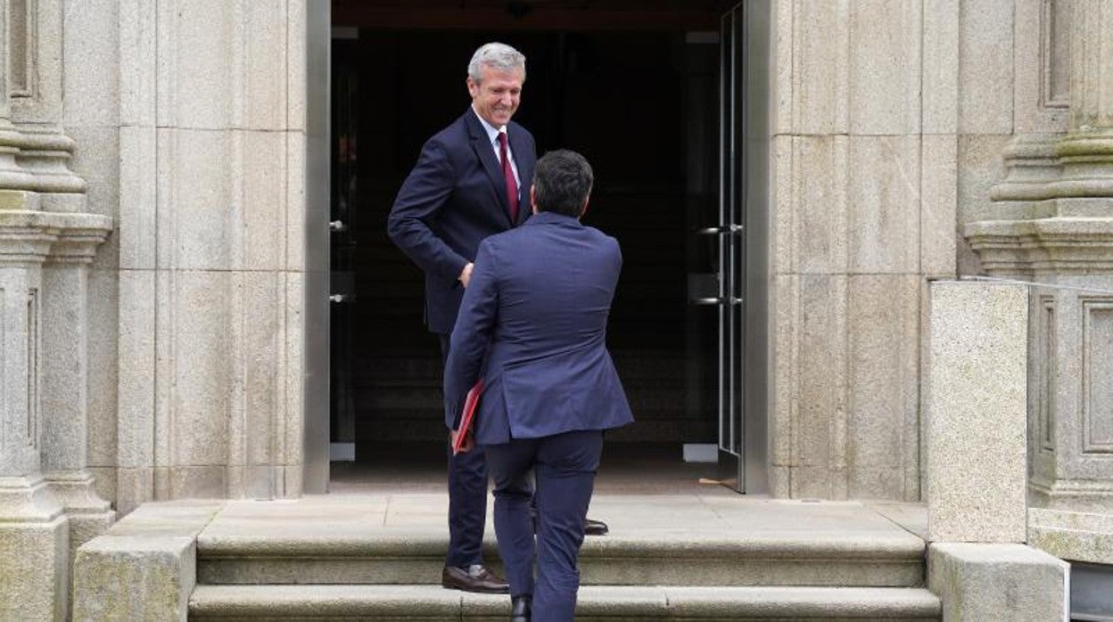 Alfonso Rueda recibe a González Formoso, ayer en San Caetano