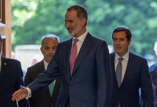 Felipe VI, acompañado por el presidente de la patronal aragonesa, Miguel Marzo (a la izquierda de la imagen) y por el presidente nacional de la CEOE, Antonio Garamendi