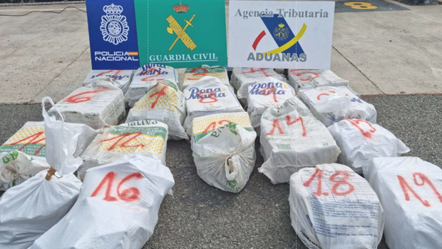 Localizado un pesquero sin identificación cargado con 560 kilos de cocaína al sur de Canarias