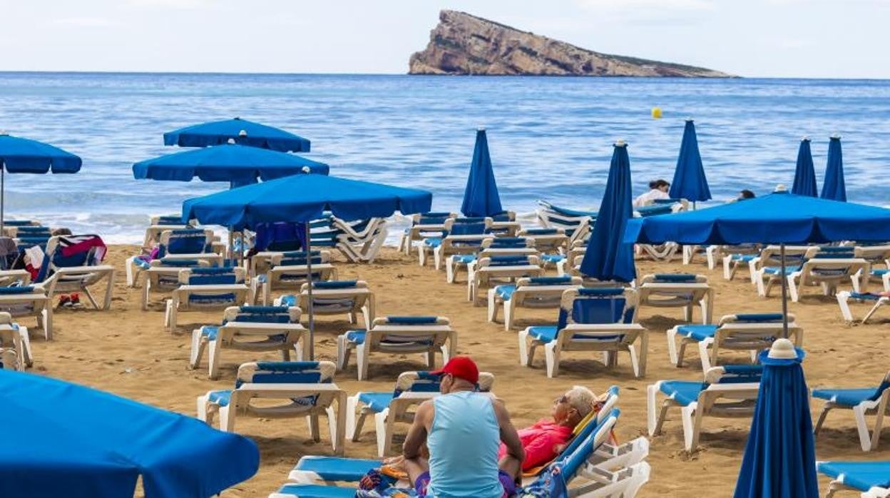 Dos turistas mayores en la playa de Levante de Benidorm