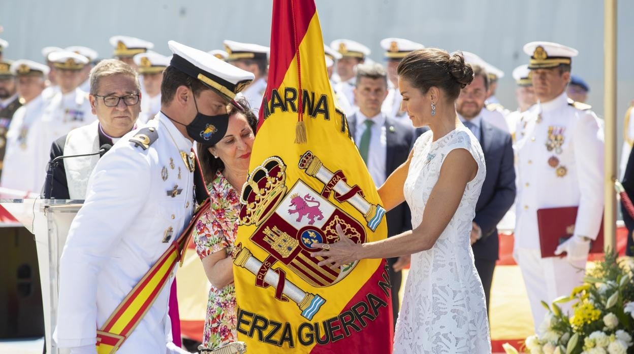 Doña Letizia entrega la bandera nacional a la Guerza de Guerra Naval Espacial