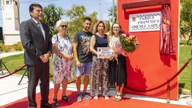 El parque de Virgen del Remedio de Alicante recibe el nombre del sanitario que cuidó a los vecinos del barrio