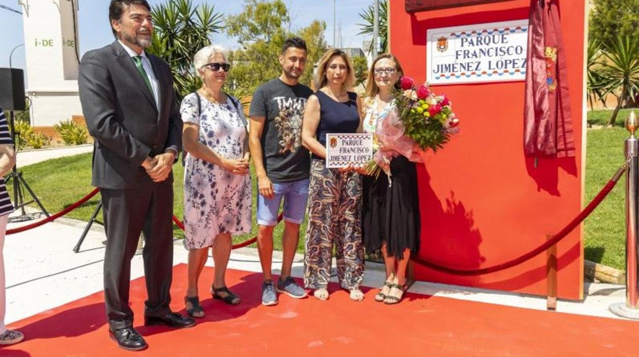 El alcalde Barcala posa con los familiares de Francisco Jiménez López