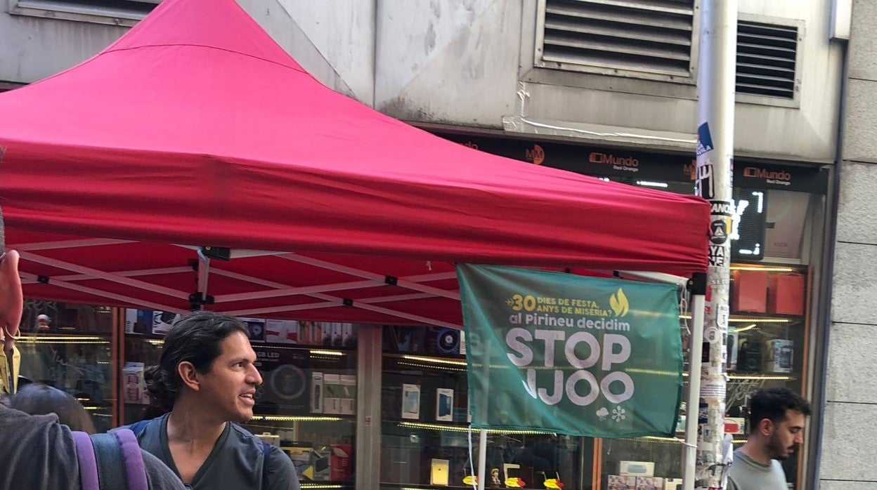 Detalle de la bandera contraria a los Juegos en la carpa de los comunes