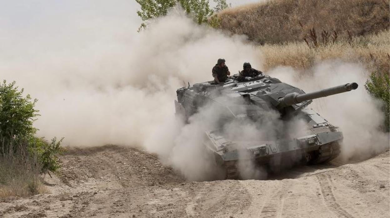 Maniobras del Ejército español con carros de combate Leopard en la base de El Goloso