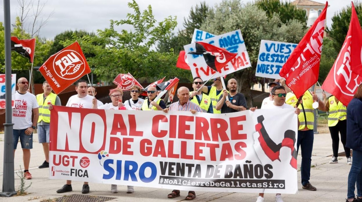 Trabajadores de Siro protestan frente a las Cortse