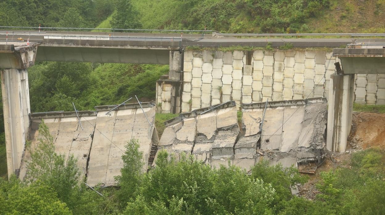 Derrumbe del viaducto del Castro en el municipio de Vega de Valcarce, León