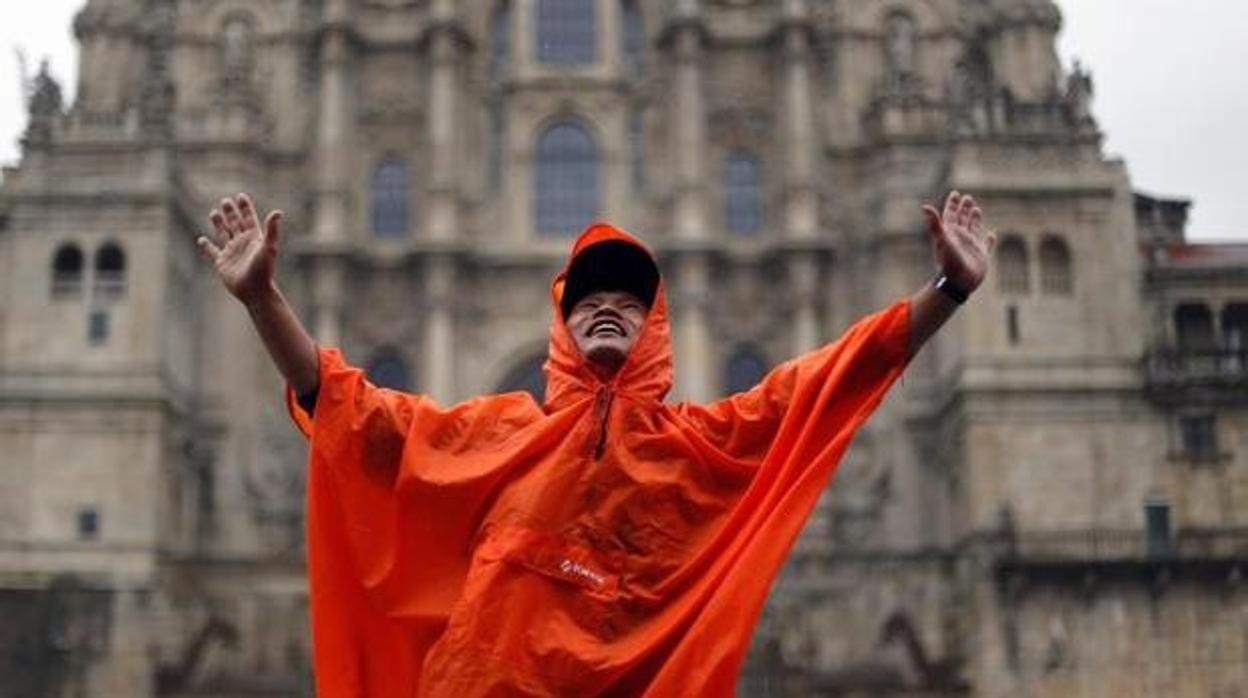 Un peregrino llegando al Obradoiro