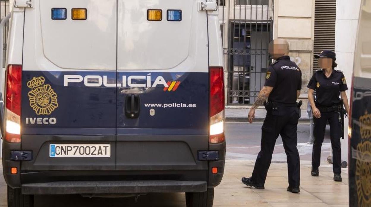 Imagen de archivo de un furgón policial a la entrada de la Audiencia Provincial de Alicante