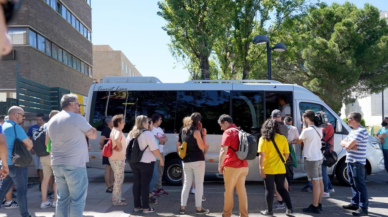 Trabajadores de SIRO subiendo al bus fletado por el Gobierno