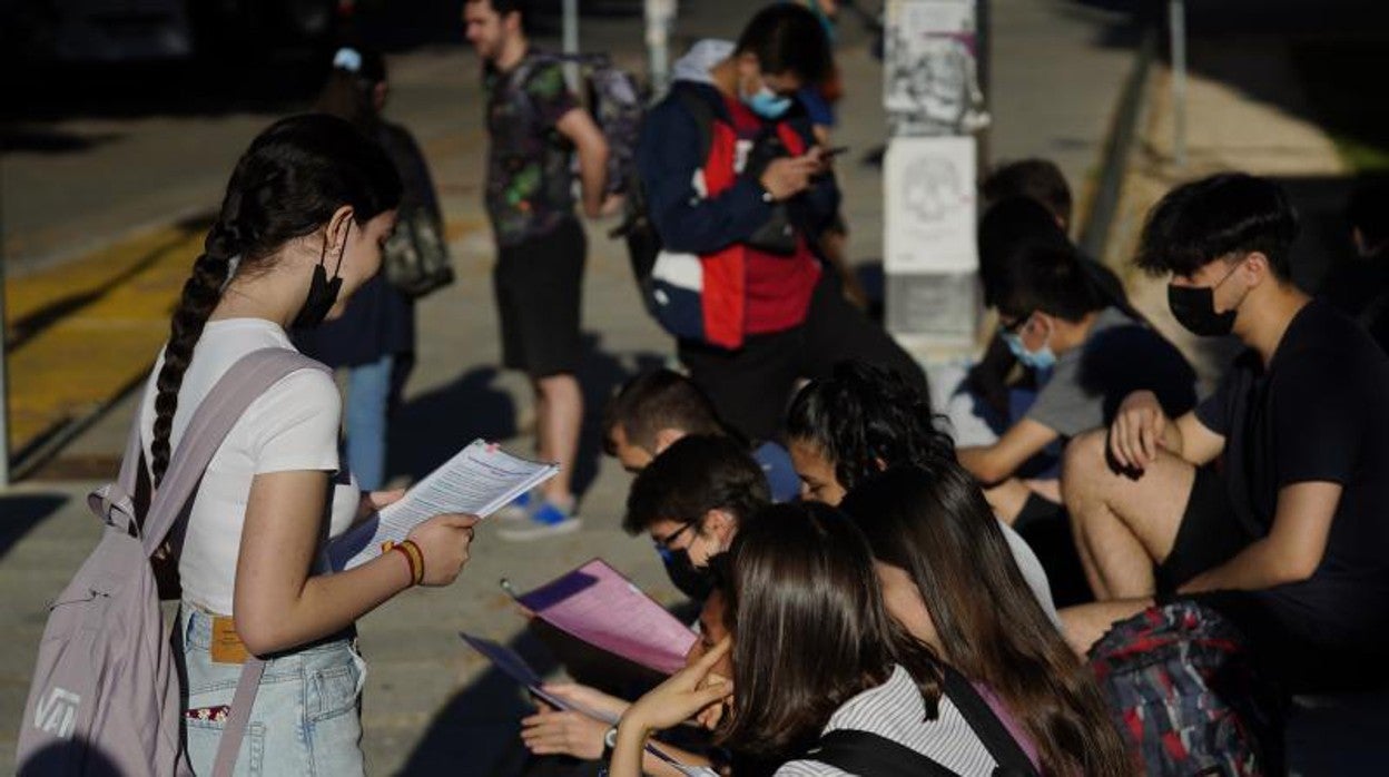 Estudiantes durante los exámenes de acceso a la universidad en Madrid