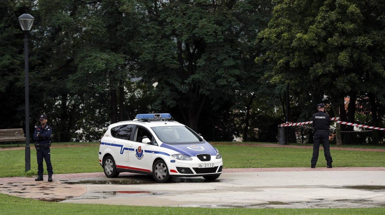 Una patrulla de la Ertzaintza durante una intervención en Bilbao