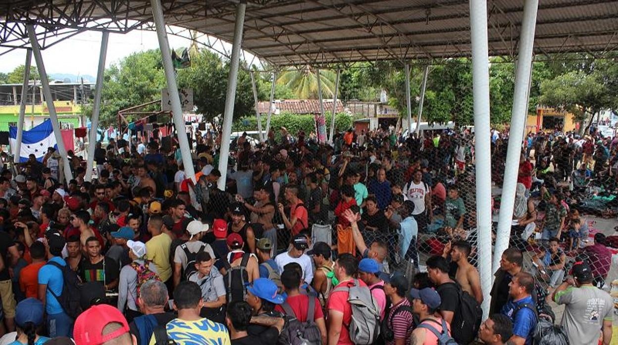 Cientos de migrantes salen en caravana hacia la frontera norte hoy, en la ciudad de Huixtla, en el estado de Chiapas (México)