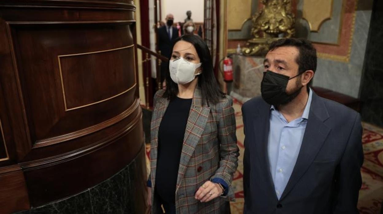 Imagen de archivo de Miguel Gutiérrez (i) e Inés Arrimadas (d) en el Congreso de los Diputados