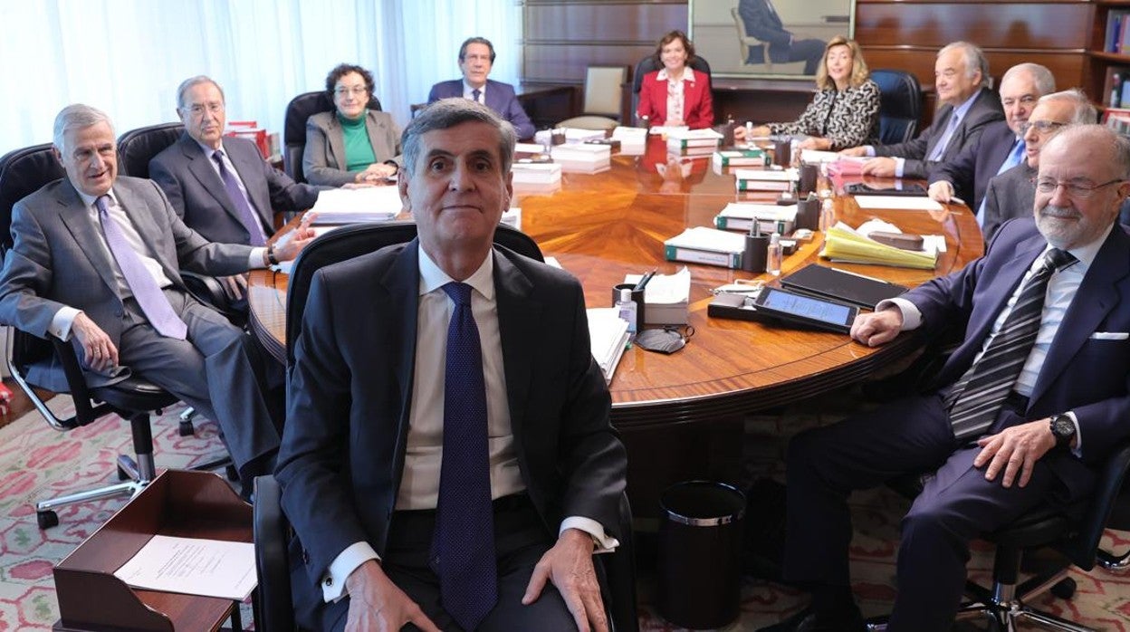 Pleno del TC presisido por Pedro González Trevijano, uno de los cuatro magistrados salientes