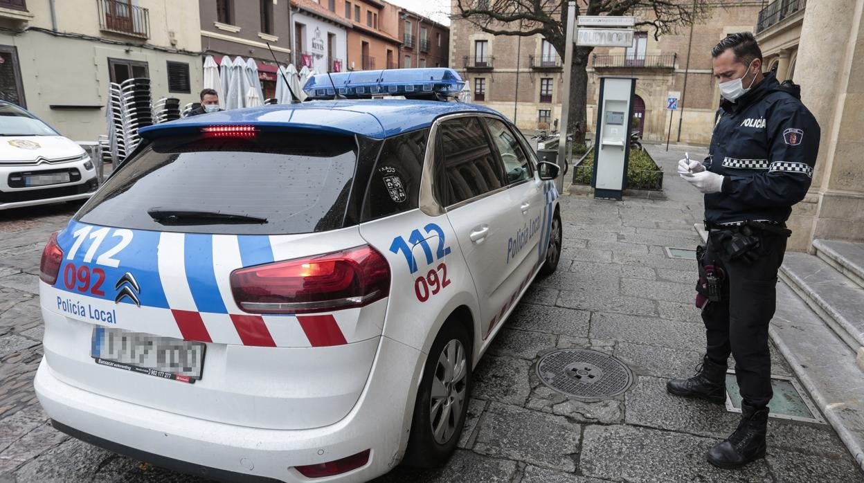 Buscan a un hombre por liarse a puñetazos con dos desconocidos en la Plaza Mayor de León