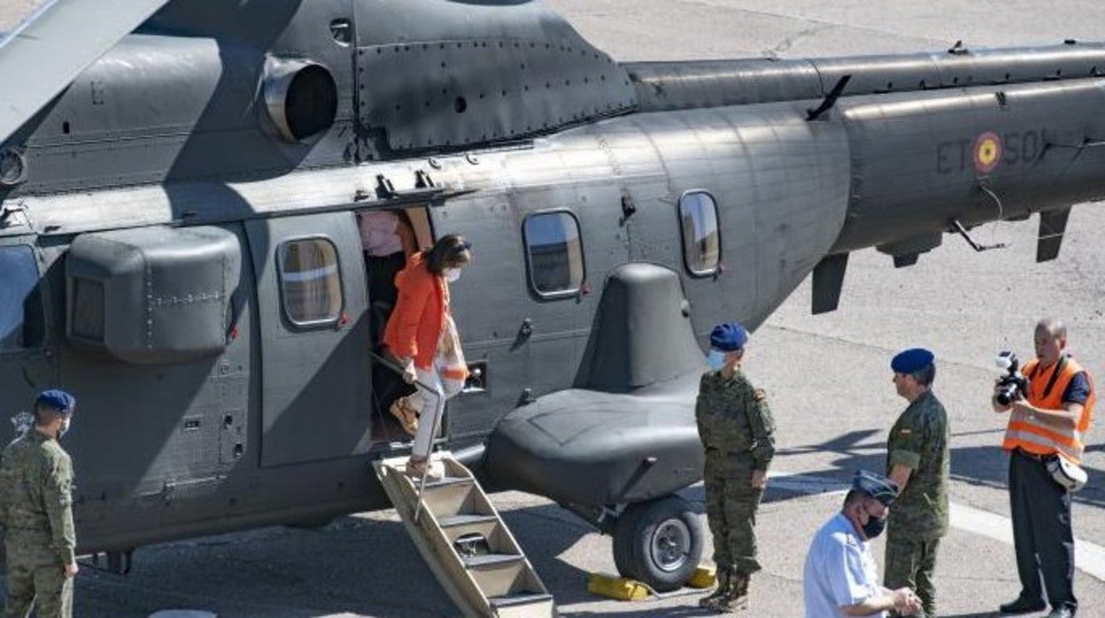 La ministra de Defensa, Margarita Robles, baja de uno de los helicópteros