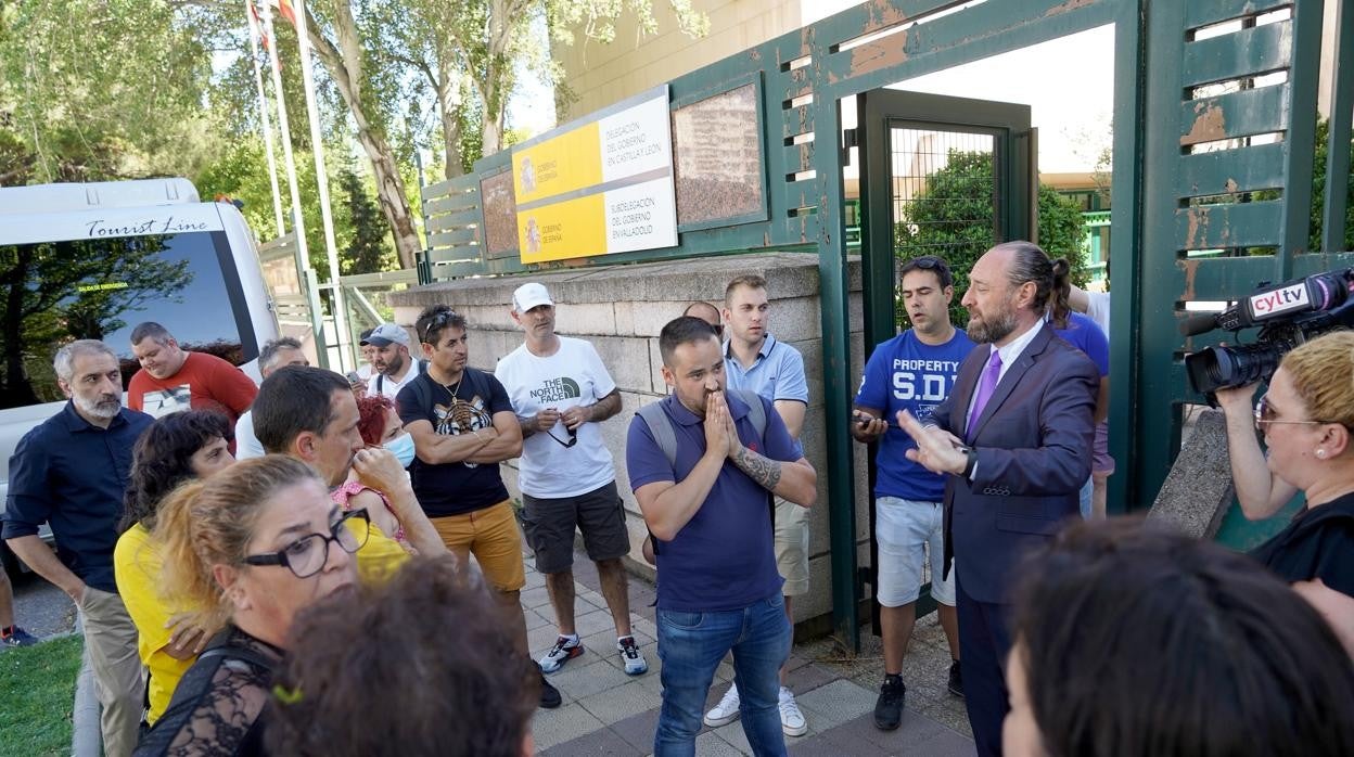 Trabajadores de Siro este jueves, momentos antes de reunirse con la Junta de Castilla y León