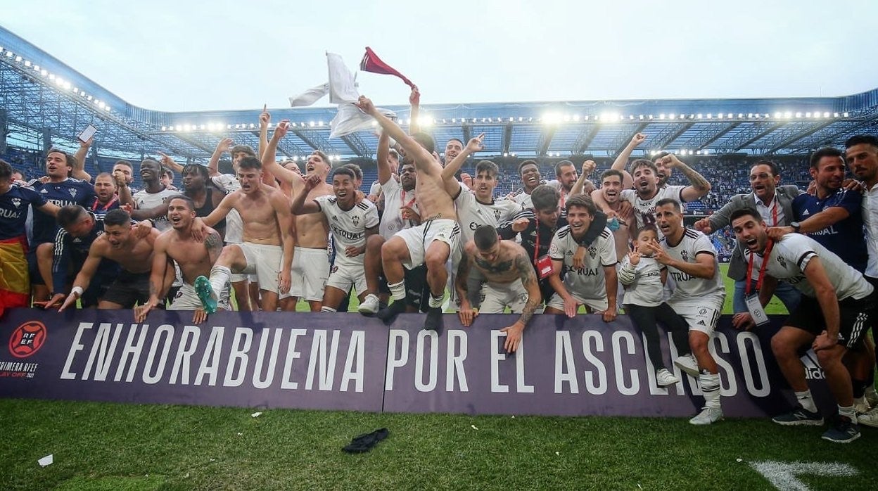 La plantilla del Albacete Balompié celebra el ascenso a Segunda división sobre el césped de ‘Riazor’