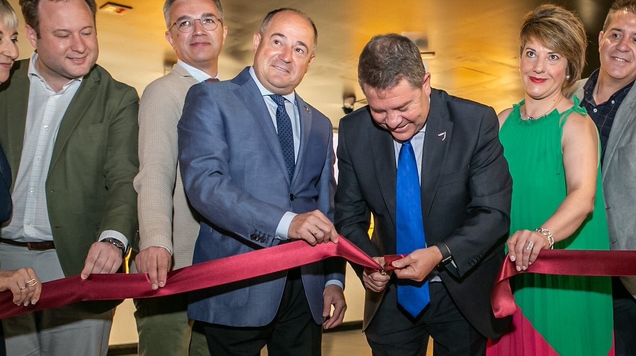 A la inauguración de la exposición 'Worlwide Cutlery Collection' en el Museo de la Cuchillería de Albacete han asistido numerosas autoridades, como el presidente de Castilla-La Mancha, Emiliano García-Page