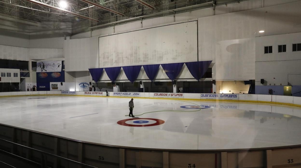 Vista general de la pista de patinaje ubicada en el Palacio de Hielo, donde se van a celebrar los campeonatos de España de MMA