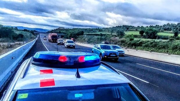 Mueren dos presuntos ladrones al saltar desde un puente de la AP-7 huyendo de los Mossos