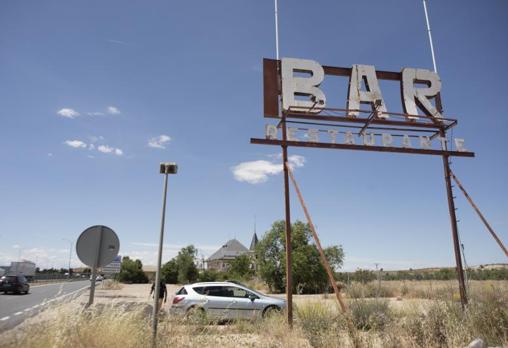 El cartel metálico del antiguo La Rana Verde, en el kilómetro 52 de la A-4