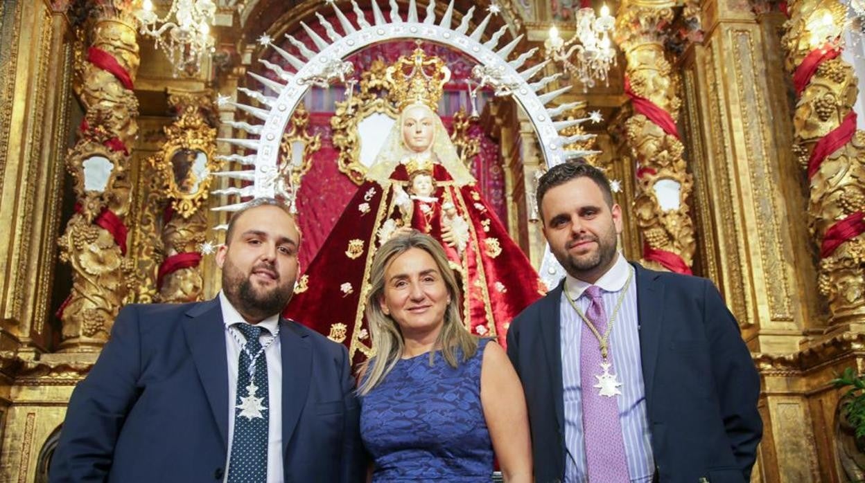 Milagros Tolón, con los responsables de la hermanad de la Virgen de la Estrella