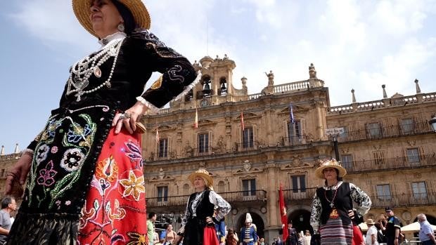 El patrón de Salamanca viste a la ciudad de fiesta