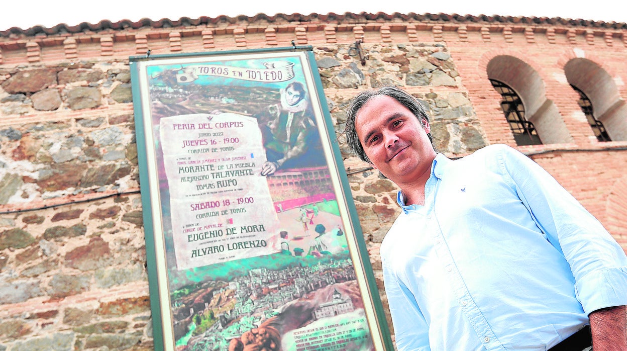 Nacho Lloret, ante el cartel de las corridas del Corpus, inspirado en el cuadro de El Greco ‘Vista y plano de Toledo’