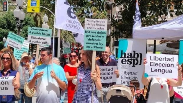 Hablamos Español protesta contra la Mesa de las Cortes Valencianas por «censurar» su inicativa de libertad de elección de lengua