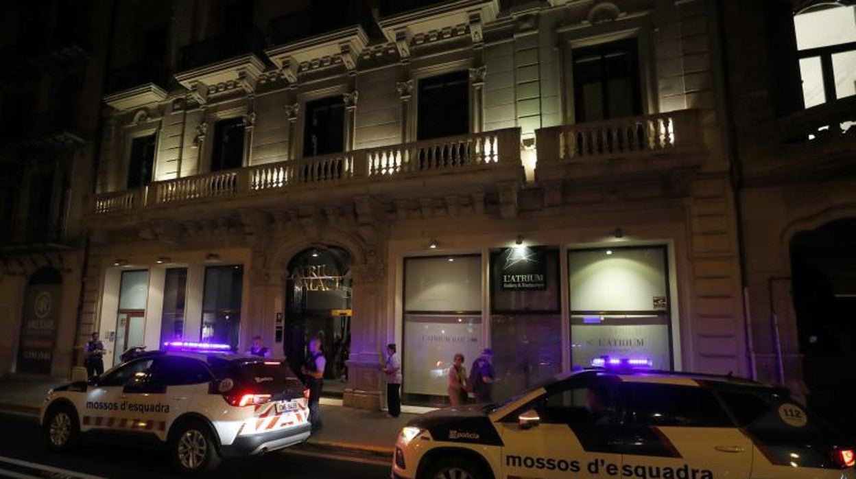 Patrullas de Mossos en el exterior del hotel durante el secuestro