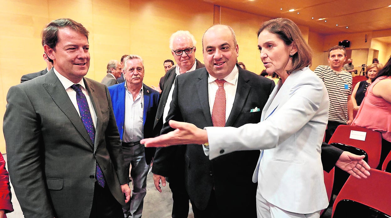 Fernández Mañueco, el inversor Melmet Ilkin y la ministra Reyes Maroto, este lunes en Madrid