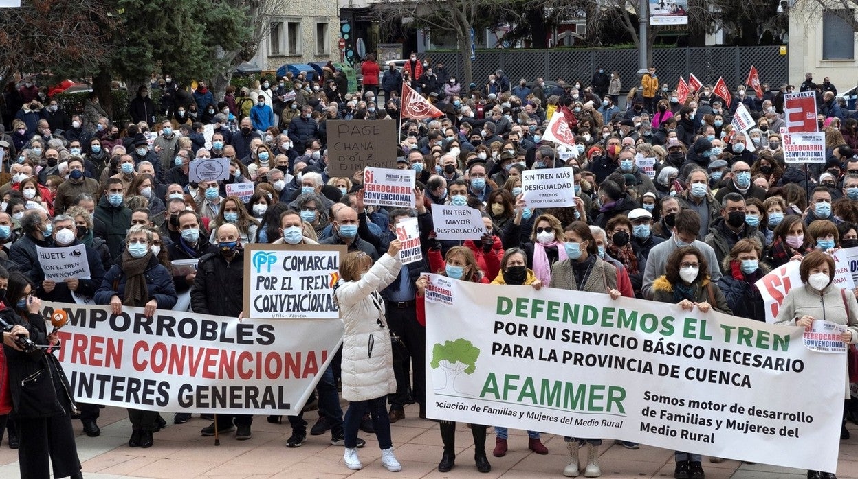 Manifestación en contra del propósito del Gobierno de acabar con el tren en la provincia de Cuenca