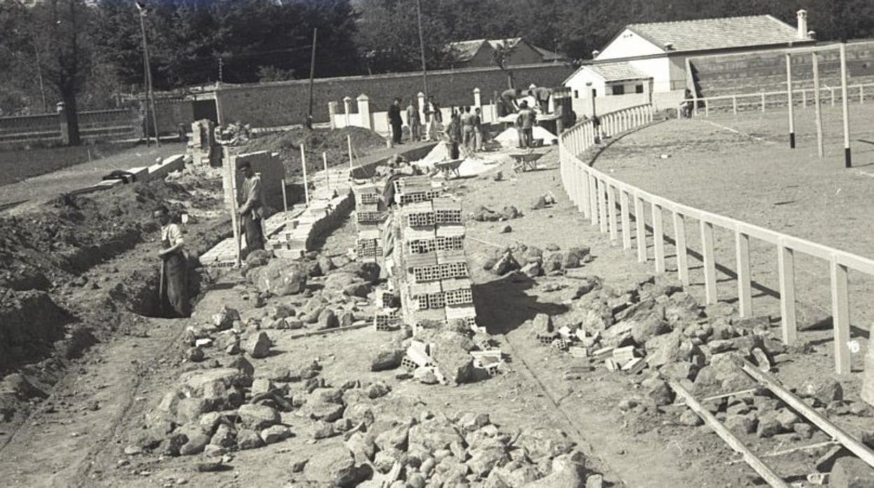 Construcción del fondo este del estadio Carlos III en 1950. Archivo Municipal de Toledo