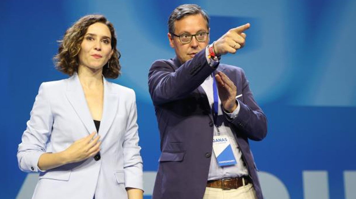 Isabel Díaz Ayuso, junto al secretario general del PP de Madrid, Alfonso Serrano