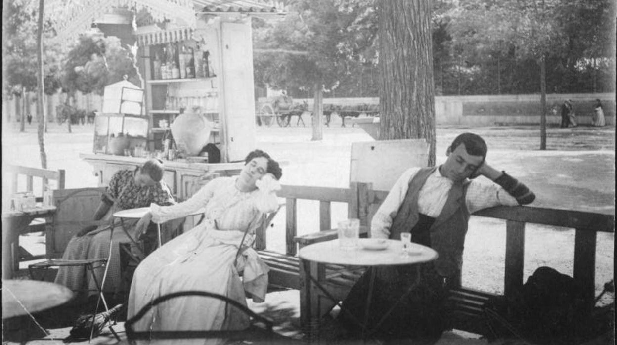 Siesta en una terraza madrileña, a principios de siglo