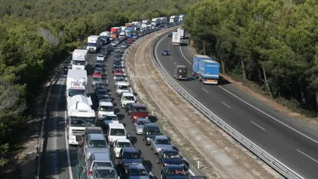 Cataluña limitará el paso de camiones por la AP-7 para reducir los atascos tras la desaparición de los peajes