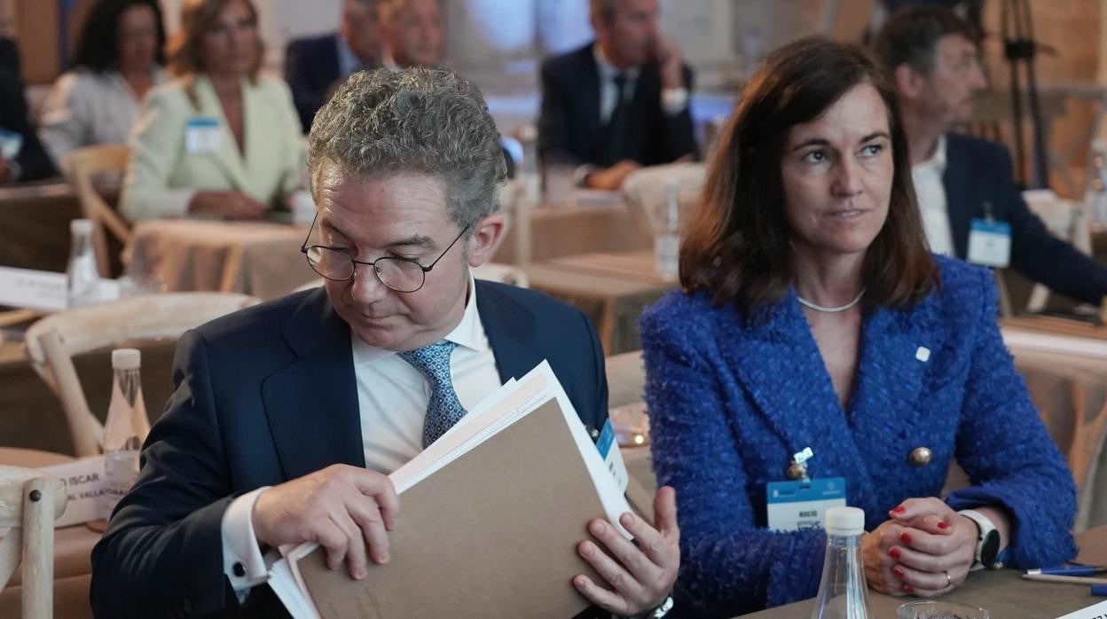 El consejero de la Presidencia, Jesús Julio Carnero (d), la delegada del Gobierno, Virginia Barcones (c), y el presidente de Empresa Familiar, Pedro Palomo (i), durante la clausura del Congreso Regional de la Empresa Familiar