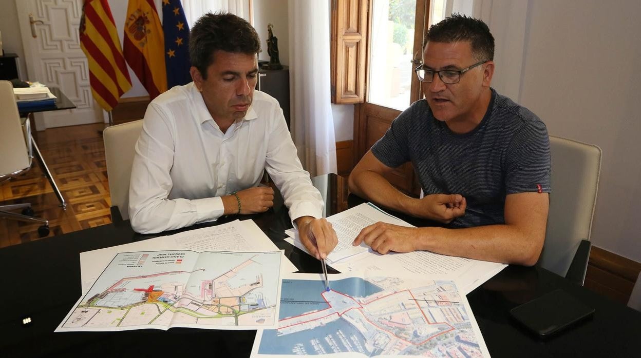 Carlos Mazón y José Ramón González de Zárate revisan planos del Centro de Congresos de Alicante