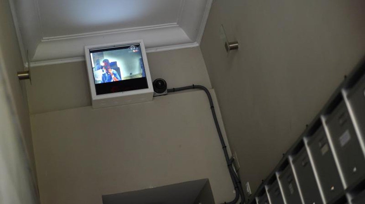 La pantalla y una de las cámaras en el portal de Salitre, desde donde vigila el portero