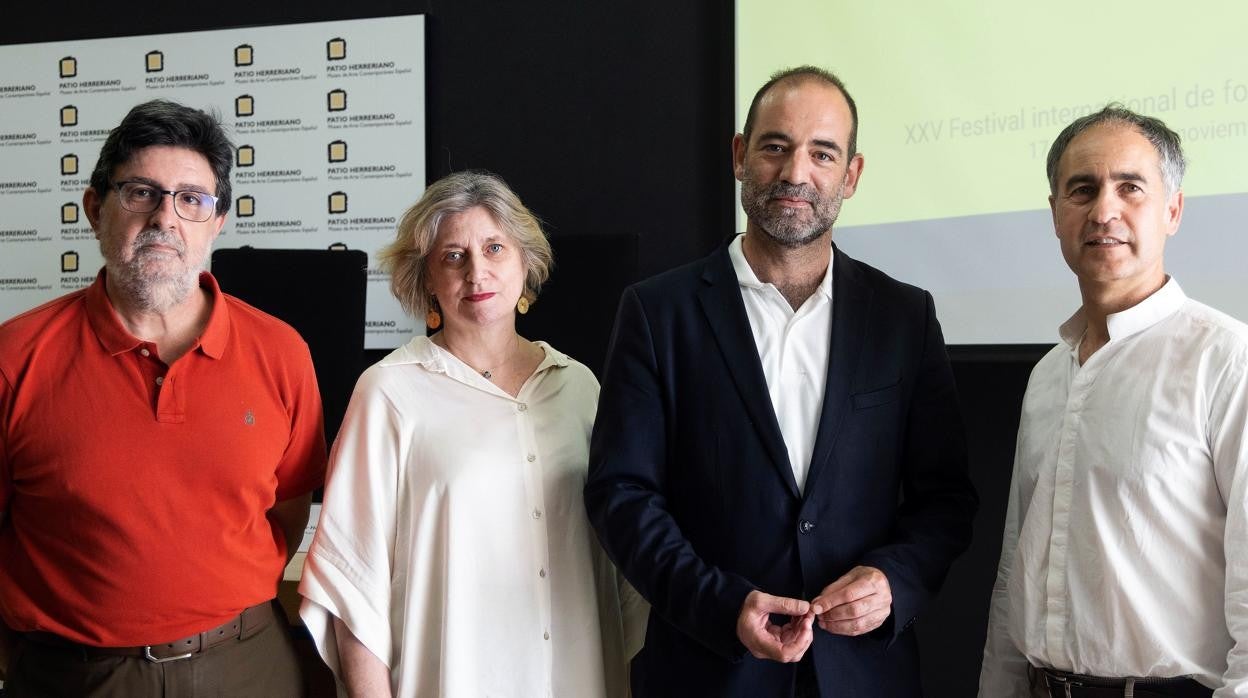 Guillermo Rodríguez (I), director de Casa de la India, Claude Bussac (2 I)), directora de PhotoEspaña, Carmelo Irigoyen (D), gerente de la Fundación Municipal de Cultura del Ayuntamiento de Valladolid y Javier Hontoria (2 D), director del Museo Patio Herreriano, durante la presentación de las exposiciones de PHotoEspaña 2022 en Valladolid